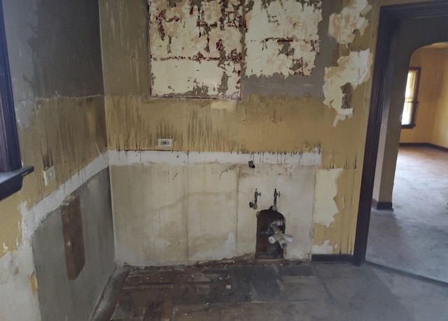 15734 Marshfield Ave, Harvey, IL 60426 - empty room featuring arched walkways