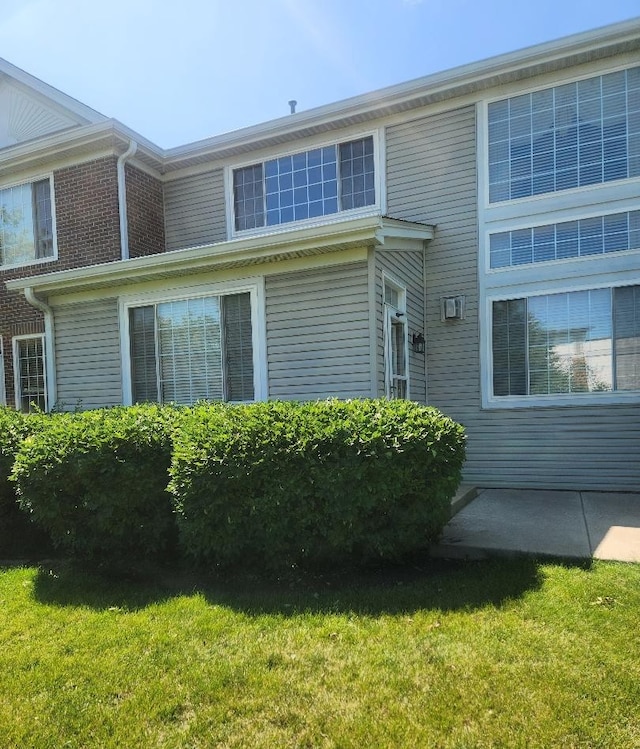 247 Lillian Ct, Geneva, IL 60134 - view of home's exterior featuring a lawn