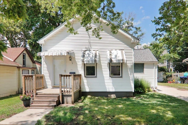 711 W Front St, Bloomington, IL 61701 - bungalow-style home featuring a front yard and roof with shingles