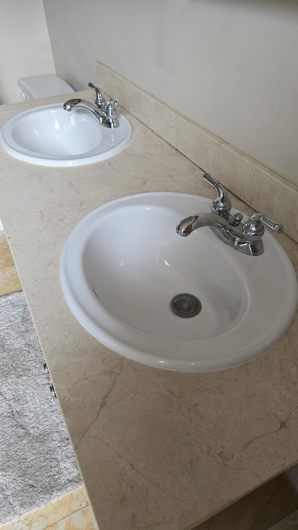 3733 S Lake Park Ave, Chicago, IL 60653 - bathroom view of a sink