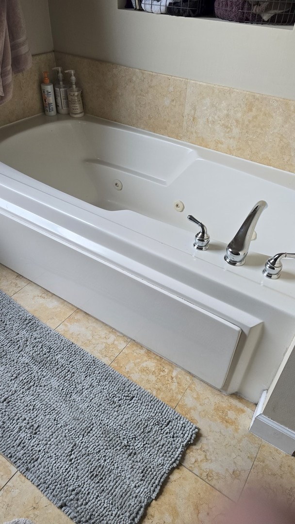 3733 S Lake Park Ave, Chicago, IL 60653 - bathroom featuring a tub with jets