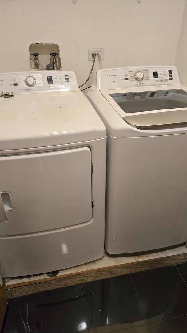 3733 S Lake Park Ave, Chicago, IL 60653 - washroom with independent washer and dryer
