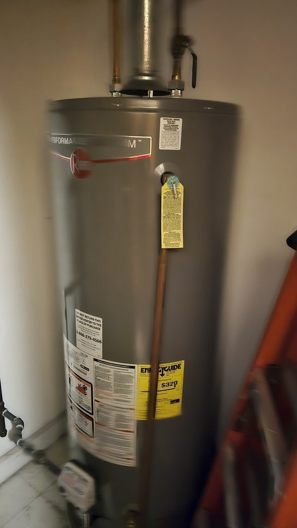 3733 S Lake Park Ave, Chicago, IL 60653 - utilities featuring water heater