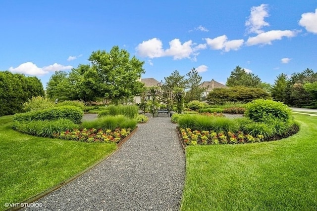 823 Balmoral Ln, Northbrook, IL 60062 - view of home's community featuring a yard