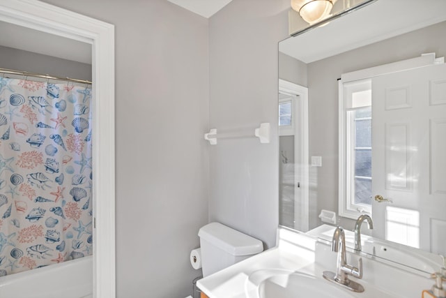 1123 Chadwick Ct, Aurora, IL 60502 - full bath with vanity and shower / bath combo with shower curtain
