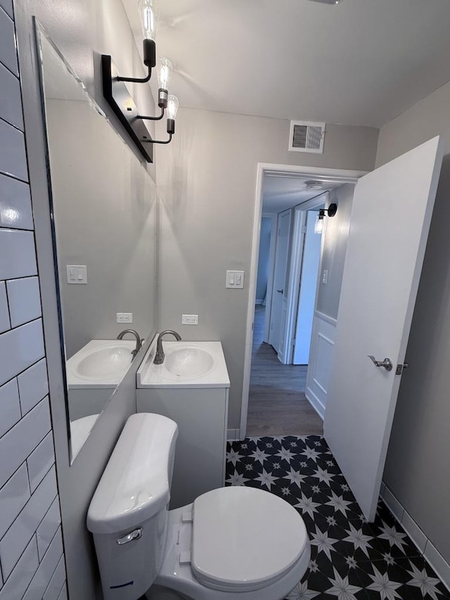4819 W 109th St Unit 204, Oak Lawn, IL 60453 - bathroom featuring tile patterned floors, vanity, and a chandelier