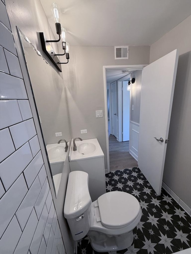 4819 W 109th St Unit 204, Oak Lawn, IL 60453 - bathroom featuring tile patterned floors, a chandelier, and vanity
