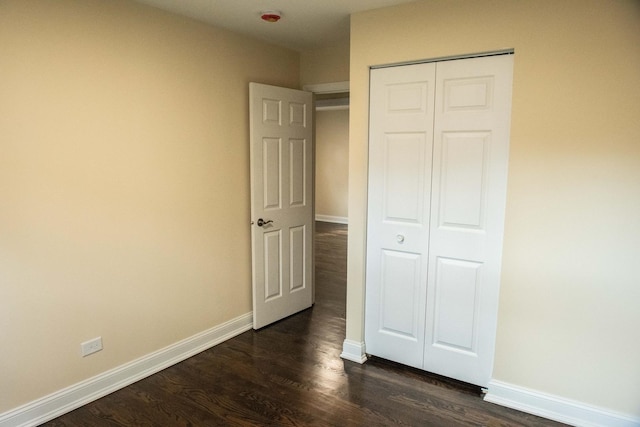1028 Valley Stream Dr, Wheeling, IL 60090 - unfurnished bedroom with dark wood-style floors and a closet