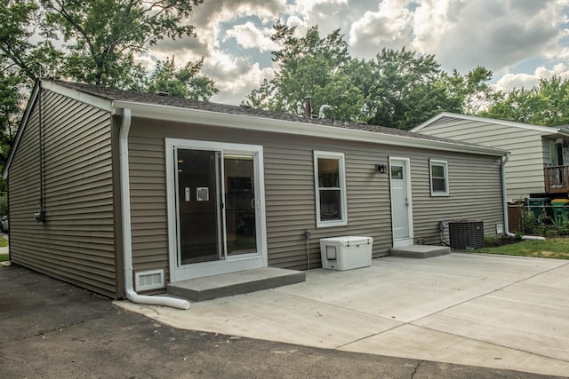 1028 Valley Stream Dr, Wheeling, IL 60090 - back of house with a patio area