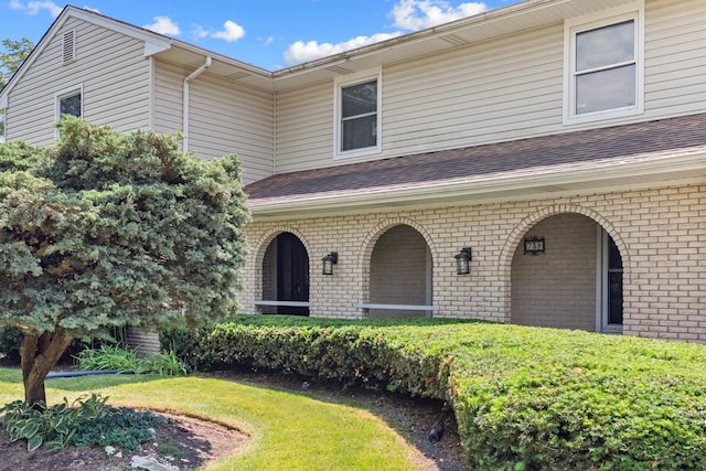 739 Crest Ave, Schaumburg, IL 60193 - view of front facade with brick siding, a shingled roof, covered porch, and a front lawn