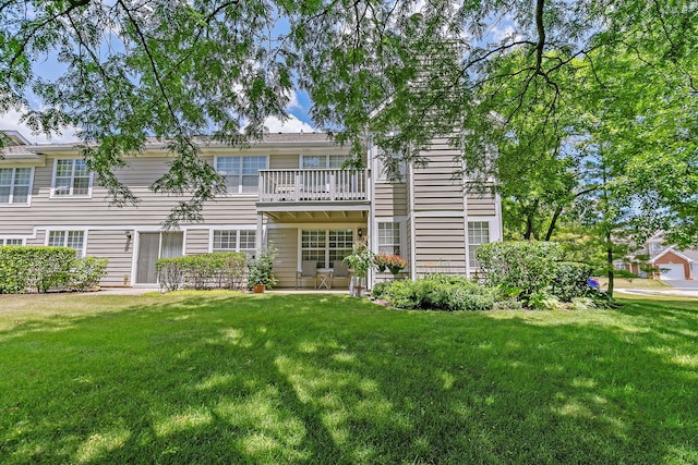 322 Winfield Ct, Schaumburg, IL 60194 - back of house featuring a lawn and a balcony
