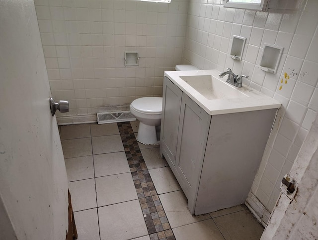 8924 S Paulina St, Chicago, IL 60620 - bathroom featuring tile walls, vanity, and tile patterned flooring