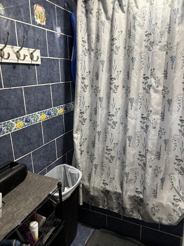 5409 S Richmond St, Chicago, IL 60632 - bathroom featuring curtained shower and vanity