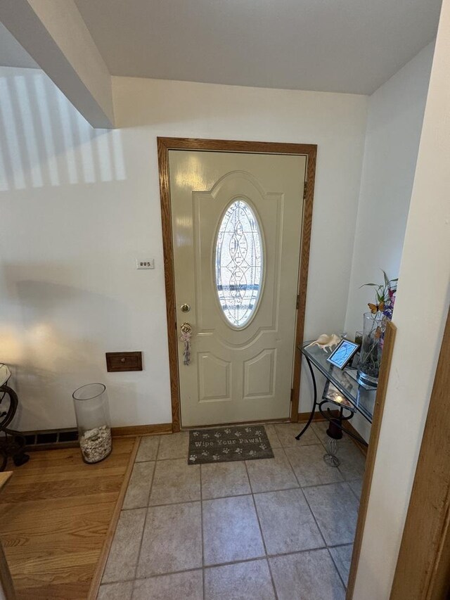 11117 S S Ave L, Chicago, IL 60617 - foyer with baseboards