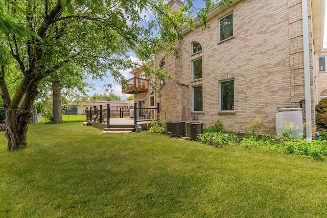 1007 Wildwood Ln, Mount Prospect, IL 60056 - view of grassy yard featuring a deck and a balcony