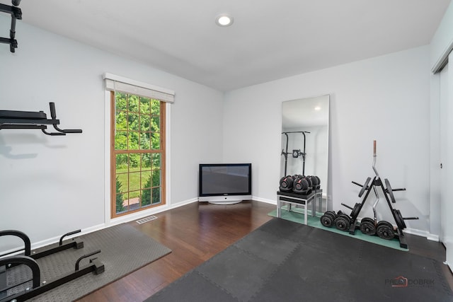 555 W Everett Rd, Lake Forest, IL 60045 - workout room featuring wood finished floors and recessed lighting