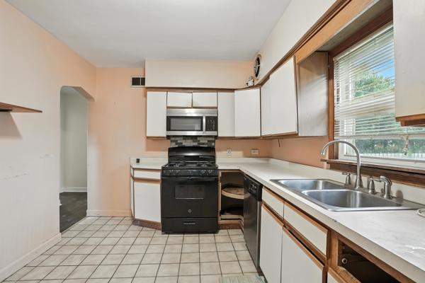 Listing photo 4 - caption unavailable