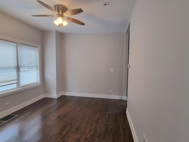 unfurnished room featuring dark wood-style floors and a ceiling fan