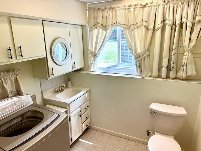 36429 N Edgewood Dr, Gurnee, IL 60031 - laundry room with washer / clothes dryer and baseboards