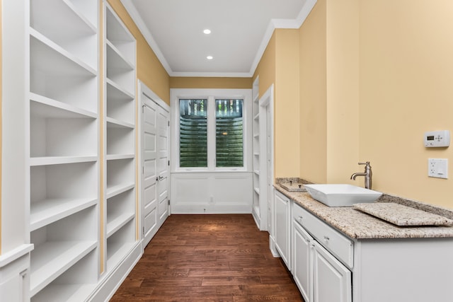 2423 Harrison St, Evanston, IL 60201 - pantry with a sink