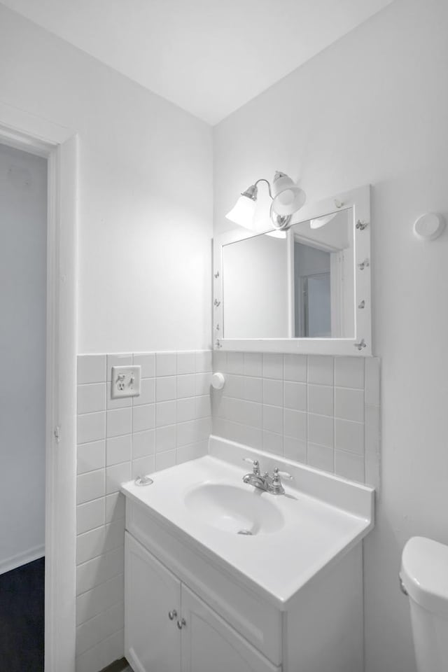 4018 Oxford Ct, Streamwood, IL 60107 - bathroom featuring vanity and tile walls