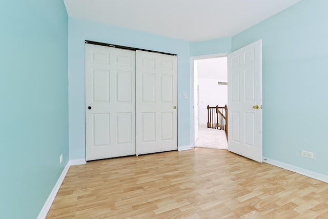 1521 Whitman Ct, Schaumburg, IL 60173 - unfurnished bedroom with light wood-style flooring and a closet