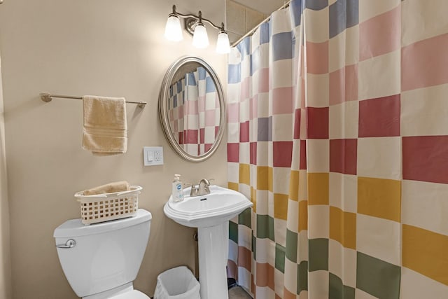 5609 N Mango Ave Unit 1W, Chicago, IL 60646 - bathroom with toilet and a shower with shower curtain