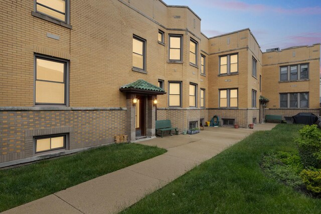 5609 N Mango Ave Unit 1W, Chicago, IL 60646 - view of property at dusk