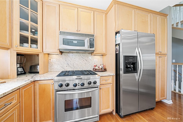 18011 Breckenridge Blvd, Orland Park, IL 60467 - kitchen featuring appliances with stainless steel finishes, light wood finished floors, light brown cabinetry, and decorative backsplash