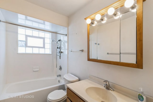 837 N Harlem Ave Unit 2N, Oak Park, IL 60302 - bathroom with vanity and washtub / shower combination
