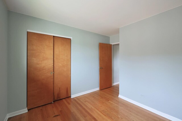 9043 Oriole Ave, Morton Grove, IL 60053 - full bathroom with a stall shower