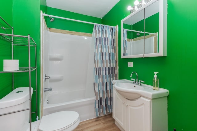 411 E Mazon St, Gardner, IL 60424 - bathroom featuring shower / tub combo, vanity, and wood finished floors