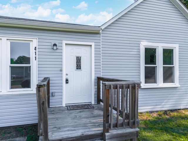 411 E Mazon St, Gardner, IL 60424 - property entrance featuring a deck