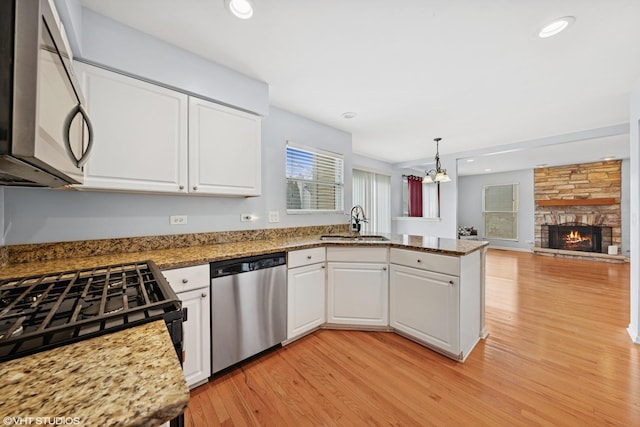 474 Wildflower Way, Bolingbrook, IL 60440 - kitchen with stainless steel appliances, a peninsula, white cabinetry, light wood-style floors, and recessed lighting