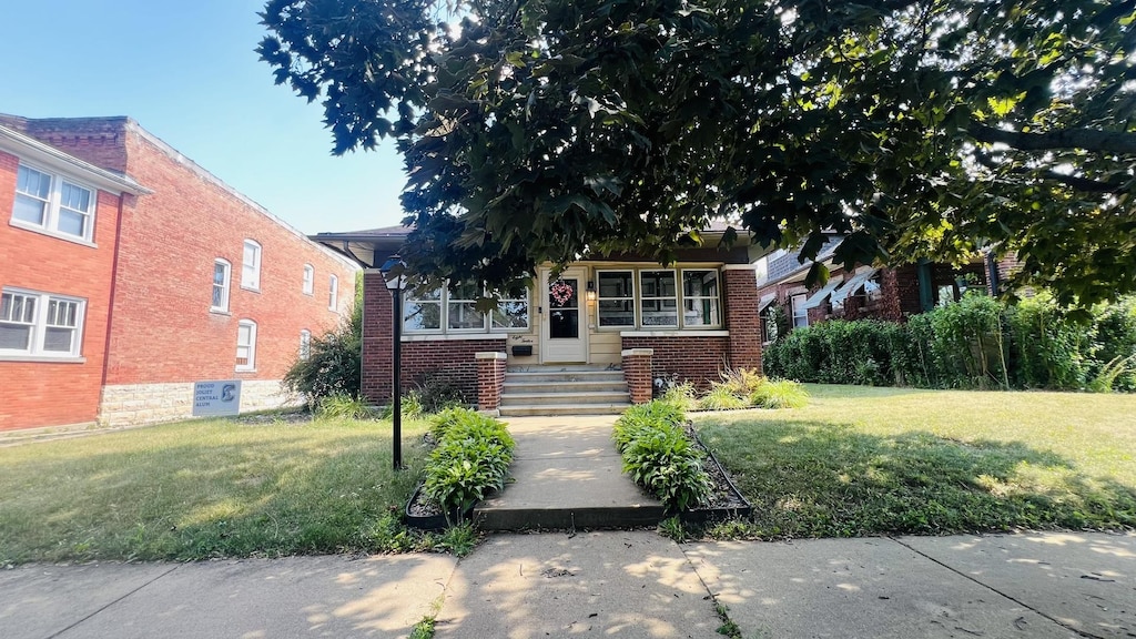 812 Farragut Pl, Joliet, IL 60435 - view of front facade featuring a front yard and brick siding