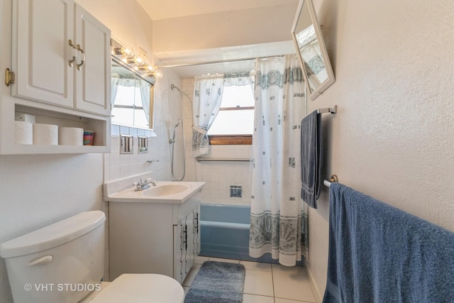 205 W 29th Pl S, Chicago Heights, IL 60411 - full bath featuring tile patterned flooring, shower / bath combo with shower curtain, vanity, and a textured wall
