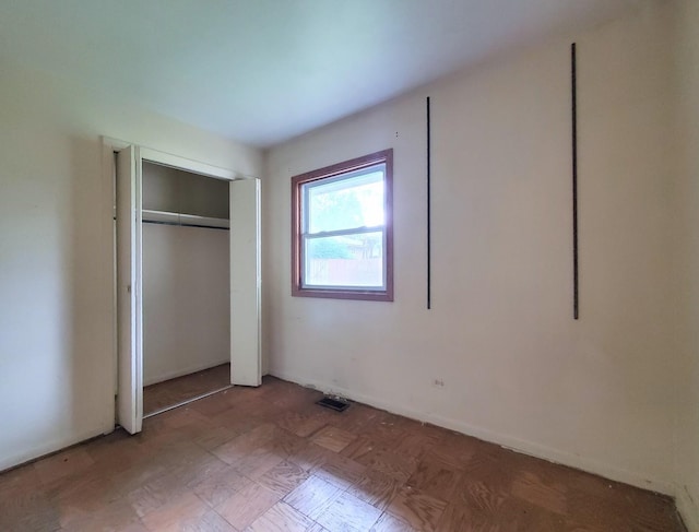 595 W Elk Grove Blvd, Elk Grove Village, IL 60007 - unfurnished bedroom featuring a closet
