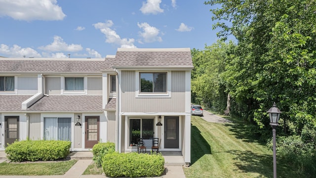 635 Robin Ct, Grayslake, IL 60030 - view of property with a shingled roof and a front lawn
