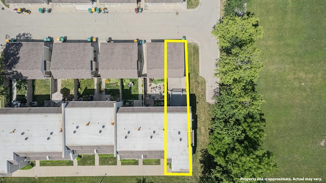 635 Robin Ct, Grayslake, IL 60030 - aerial view of property and surrounding area with property parcel outlined
