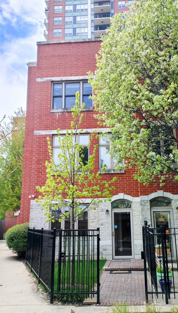 331 E 17th St, Chicago, IL 60616 - view of property with a fenced front yard