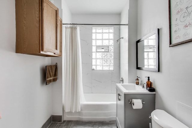 2333 N Spaulding Ave, Chicago, IL 60647 - full bath with shower / tub combo with curtain and vanity