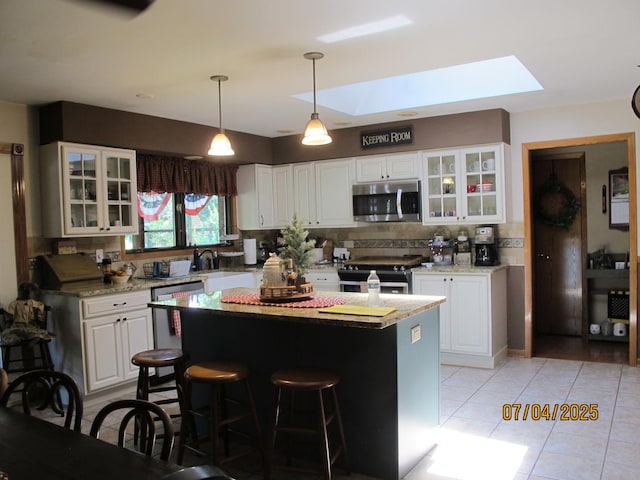 15521 116th Ct, Orland Park, IL 60467 - kitchen featuring stainless steel microwave, electric range oven, backsplash, and a kitchen breakfast bar