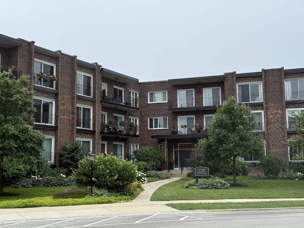 1230 N Western Ave Unit 211, Lake Forest, IL 60045 - view of apartment building / complex