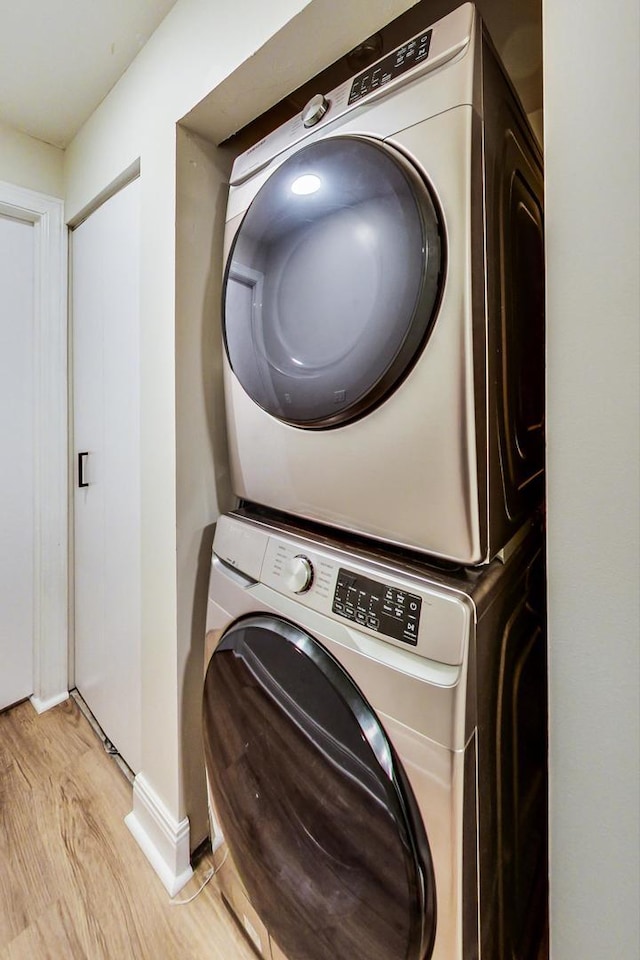2136 W Schiller St Unit 1R, Chicago, IL 60622 - washroom featuring stacked washer / dryer and light wood-style flooring