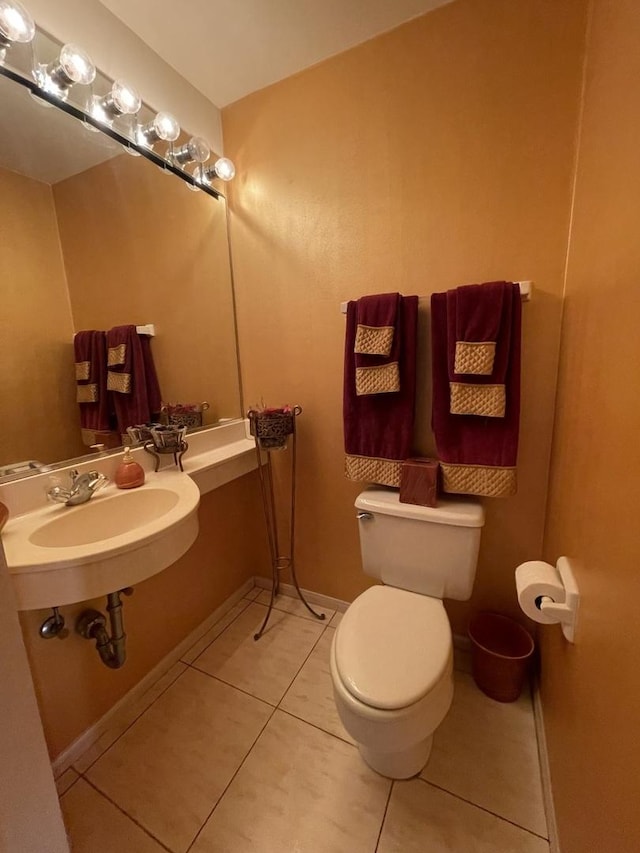 1027 W Vernon Park Pl Unit B, Chicago, IL 60607 - half bath featuring tile patterned floors and toilet