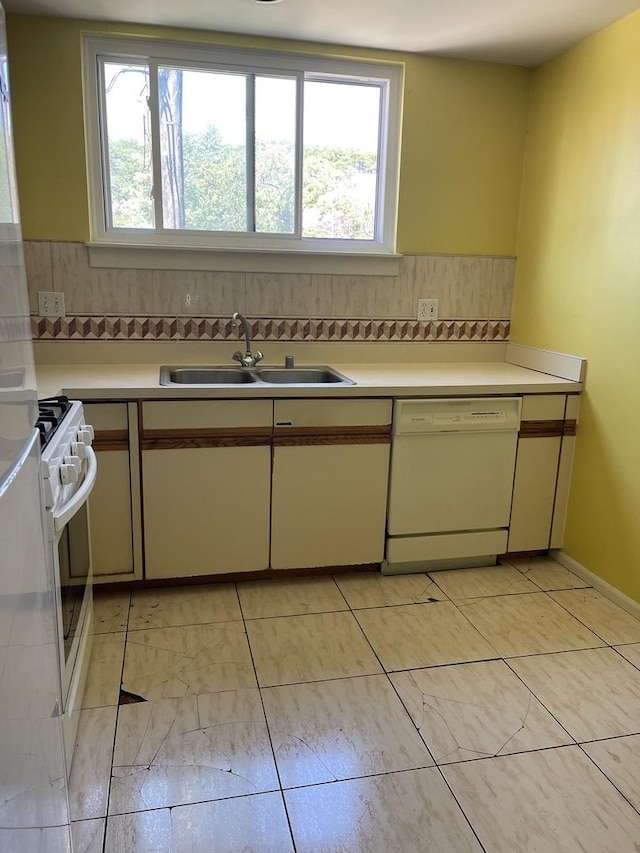 1027 W Vernon Park Pl Unit B, Chicago, IL 60607 - kitchen with white appliances, light countertops, and plenty of natural light