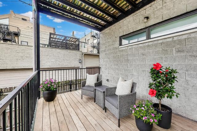 922 N Hermitage Ave Unit 1, Chicago, IL 60622 - view of wooden deck