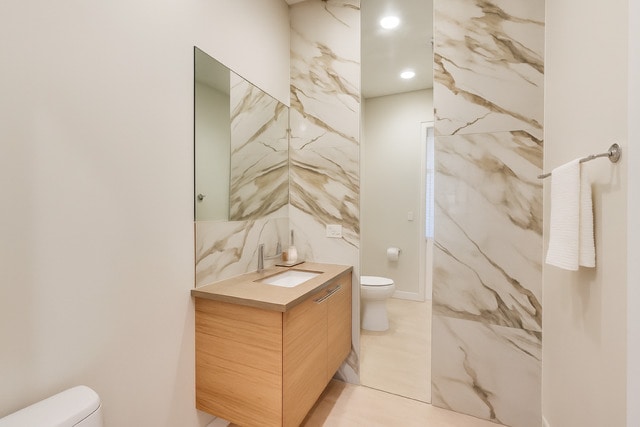 922 N Hermitage Ave Unit 1, Chicago, IL 60622 - bathroom featuring vanity and recessed lighting