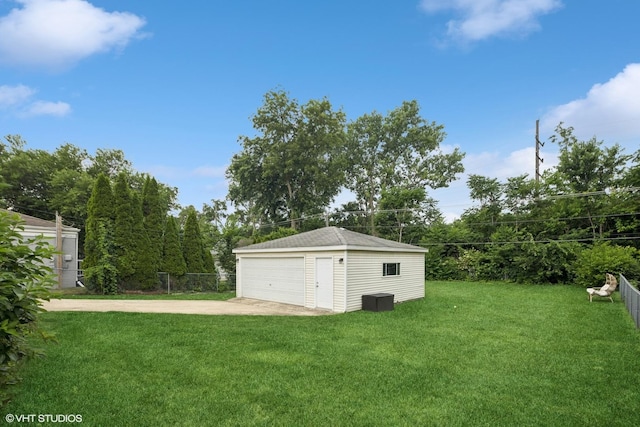 588 Glendale Ave, Glen Ellyn, IL 60137 - view of yard featuring a garage and an outdoor structure