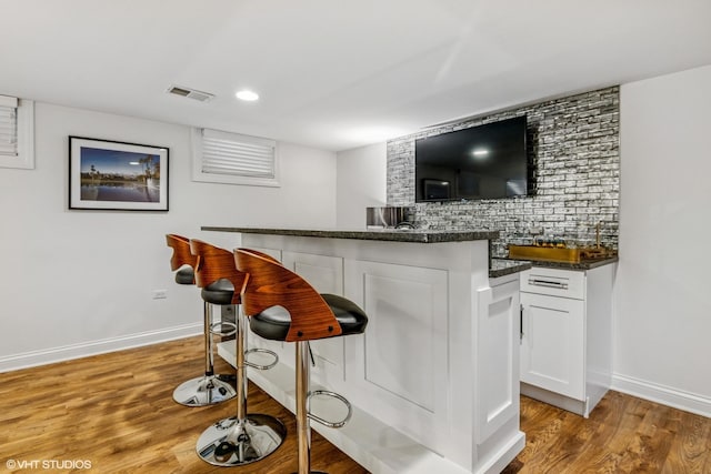 261 Woodstock Ave, Glen Ellyn, IL 60137 - bar featuring wood finished floors and backsplash